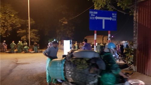 Thanh Oai (Hà Nội): UBND xã Hồng Dương có làm ngơ khi chợ tự phát họp trên đường?