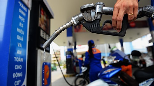 Vì sao giá xăng dầu đồng loạt tăng "sốc"?