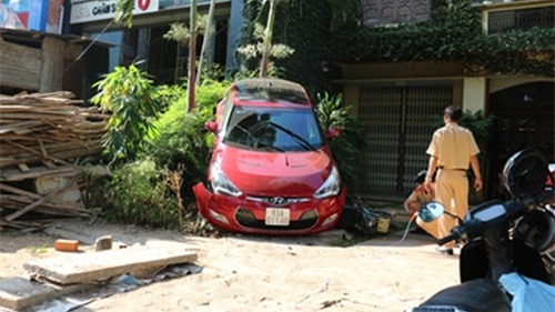 Vụ nữ tài xế Camry lùi xe cán chết người ở Hà Nội: Kỹ năng &#39;vàng&#39; cần nhớ khi lùi xe