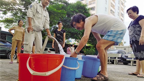 Đầu hè, người dân Hà Nội canh cánh nỗi lo thiếu nước