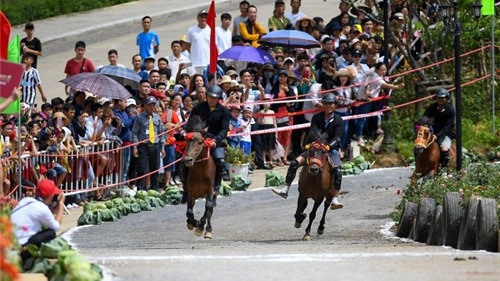 Nắng nóng, du khách đổ về Fansipan hưởng tiết trời mát lạnh, thưởng thức giải đua &#39;Vó ngựa trên mây&#39;