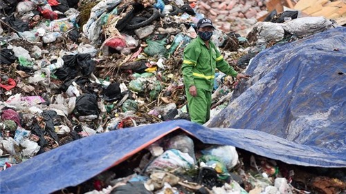 Vụ dân chặn xe vào bãi rác Nam Sơn: UBND Hà Nội gửi công văn hỏa tốc