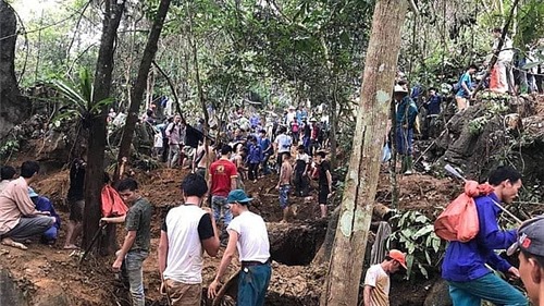 Yên Bái: Người dân đổ xô lên rừng đào đá quý