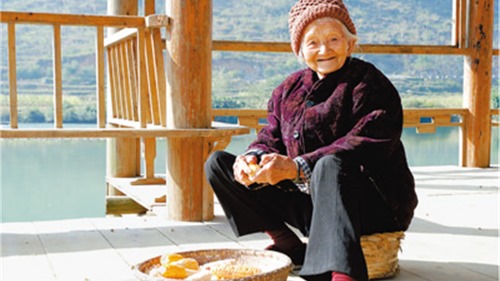 Bí quyết sống thọ của cụ bà 110 tuổi: Ăn cháo ngô, rau xanh, ngủ nhiều và thích làm việc