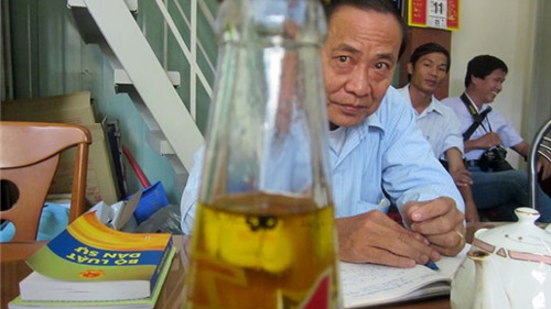 Vụ chai nước ngọt có ruồi: Gia đình lần đầu được vào thăm anh Minh