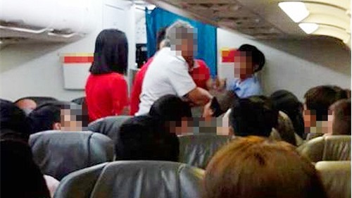 Hành khách Việt kiều hút thuốc trên máy bay bị phạt 4 triệu đồng