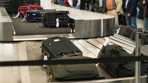 Phát hiện hai nhân viên sân bay trộm hành lý hành khách