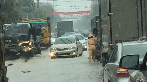 Hình ảnh CSGT dầm mưa đẩy xe, phân luồng ở Quảng Ninh