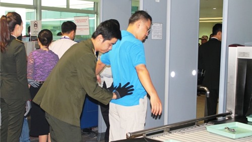 Nhiều nhân viên sân bay Tân Sơn Nhất lấy tài sản của khách hàng