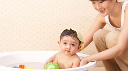 4 điều phải tránh khi cho trẻ tắm vào mùa đông