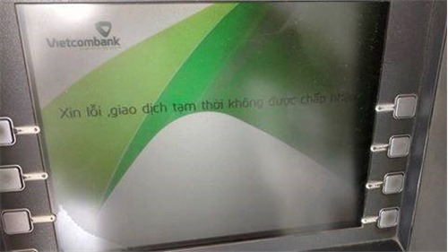 Khách hàng phát rồ vì hàng loạt ATM Vietcombank tê liệt chiều 21/4