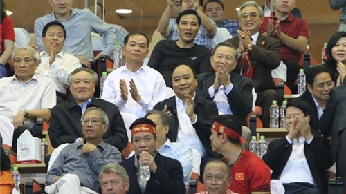 Thủ tướng &#39;tiếp lửa&#39; cho ĐT Việt Nam trước trận chung kết trên sân khách