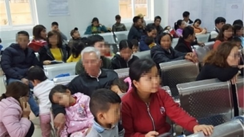 Hàng trăm phụ huynh ở Bắc Ninh tiếp tục đưa con xét nghiệm sán lợn tại Hà Nội