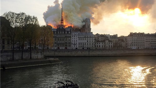 Thế giới "chấn động" trước thông tin Nhà thờ Đức Bà Paris cháy lớn
