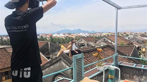 Dư luận phẫn nộ vì các cặp đôi chụp ảnh cưới "phản cảm" trên mái nhà cổ Hội An