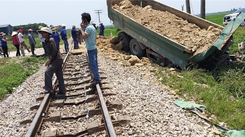 Nghệ An: Tàu hỏa "tông" xe ben xuống ruộng, tài xế tử vong trong cabin