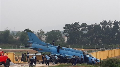 Yên Bái: Máy bay quân sự gặp sự cố khi hạ cánh