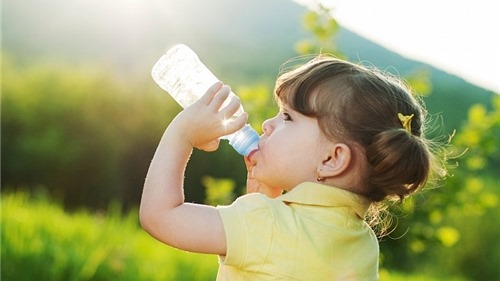 Cách phòng tránh mất nước cho trẻ ngày hè