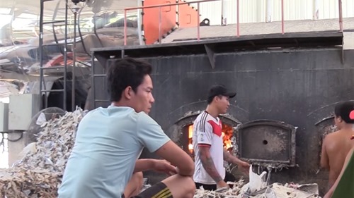 Bình Dương: Phát hiện doanh ngiệp dùng rác thải công nghiệp để đốt lò sản xuất
