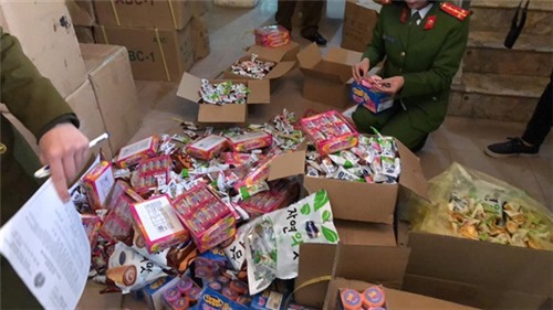 Phát hiện hàng tấn bánh kẹo giả nhãn mác Hàn Quốc, Thái Lan