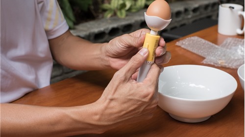 [Trên tay]- Dụng cụ đập trứng, tách lòng đỏ trứng gà, trứng vịt dễ sử dụng
