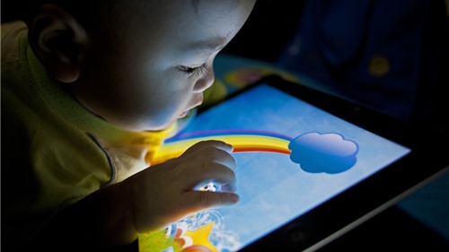 Cho trẻ dưới 2 tuổi nghịch iPhone, iPad chẳng khác nào giết con