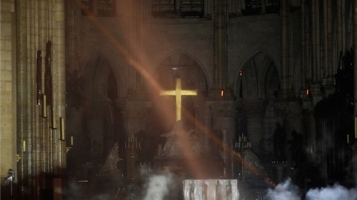 Toàn cảnh diễn biến vụ cháy nhà thờ Đức Bà Paris khiến cả thế giới chấn động