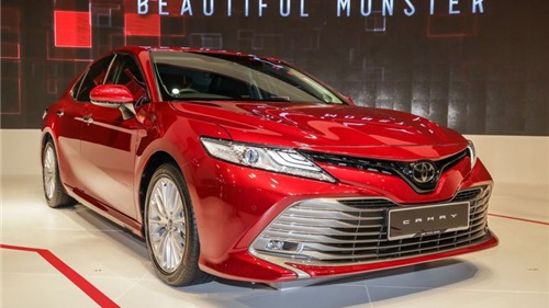 Toyota Camry 2019 giá từ 1,2 tỷ đồng