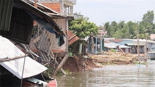 Cần Thơ: Sạt lở bờ sông Ô Môn, hàng loạt căn nhà bị ảnh hưởng