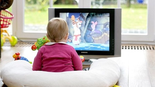 WHO khuyến cáo không cho trẻ dưới 1 tuổi xem ti vi, điện thoại