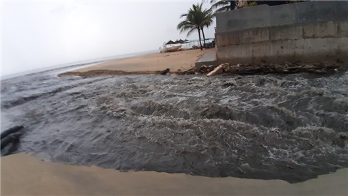 Nước ô nhiễm lại tiếp tục đe dọa biển Đà Nẵng sau mưa lớn