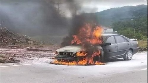 Quảng Trị: Xe ô tô 4 chỗ bốc cháy ngùn ngụt giữa đường
