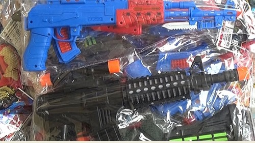 Thu giữ 420 khẩu súng đồ chơi bạo lực đang trên đường đi tiêu thụ