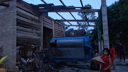 Hà Tĩnh: Mưa như trút kèm lốc xoáy làm hàng chục ngôi nhà bị tốc mái