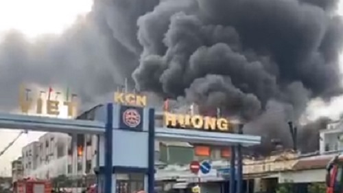 Bình Dương: Đang cháy lớn trong khu công nghiệp, nhiều công nhân tháo chạy tán loạn