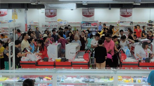 Người dân đổ xô đi "vét hàng", siêu thị Auchan ở Hà Nội tan hoang trước ngày đóng cửa