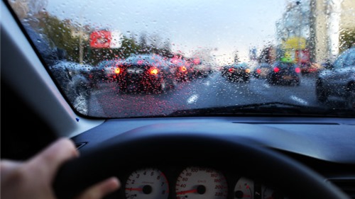 Vì sao tuyệt đối không lái xe vào vũng nước đục trên đường khi trời mưa?