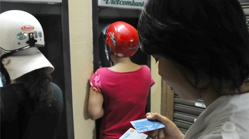 Khách hàng không mất phí khi chuyển đổi thẻ từ ATM sang thẻ chip