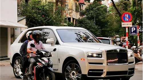 Rolls-Royce 41 tỷ đồng của đại gia bí ẩn bất ngờ xuất hiện ở Hà Nội