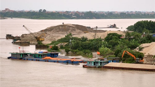 Hà Nội: Giải toả bến bãi tập kết VLXD trái phép, cản trở dòng chảy lòng sông mùa mưa bão