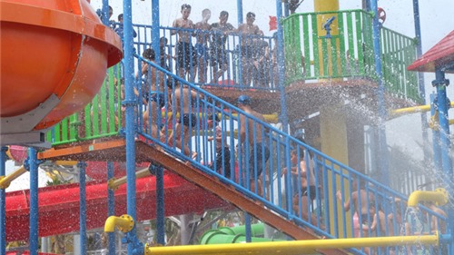 Giữa cao điểm nắng nóng, người dân đổ xô đến công viên nước lớn nhất Hà Nội