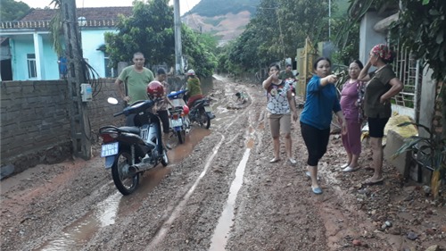 Quảng Ninh: Ngập lụt do đường thi công dở dang, người dân Cẩm Y đồng loạt kêu cứu