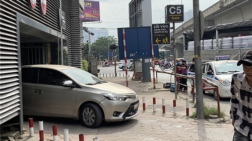 Hà Nội: Ô tô, mô tô thoải mái rú ga, tạt đầu xe khách ngay trong bến xe Nước Ngầm