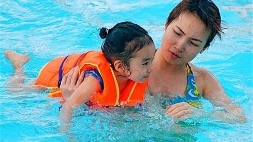 Những điểm lưu ý khi cho trẻ đi bơi, bố mẹ cần nhớ