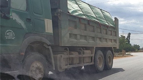 Nghệ An: Dân kêu trời vì xe tải chở đất "có ngọn" tung hoành ngày đêm