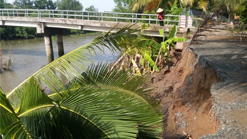 Tiền Giang: Cầu bắc ngang sông Phú Phong có nguy cơ sụp đổ do sạt lở đất