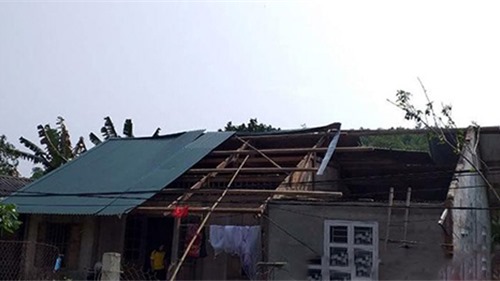 Bình Thuận: Mưa lớn và lốc xoáy làm tốc mái nhiều nhà dân