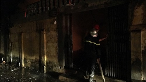 Hà Nội: Giải cứu 2 người mắc kẹt trong đám cháy lúc rạng sáng