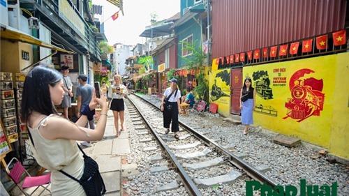 Hà Nội: Du khách vẫn bất chấp nguy hiểm "thả dáng" trên "phố đường tàu"