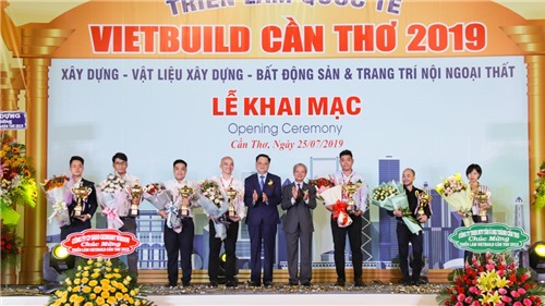 Tập đoàn Tân Á Đại Thành mang thử thách độ bền "Siêu Bồn Nhựa Plasman" đến Vietbuild Cần Thơ 2019